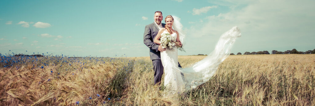Hochzeitsfotos mit Liebe und Leidenschaft auf einem Feld