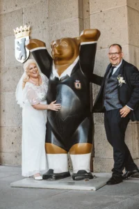 Hochzeitspaar posiert mit einem Berliner Bären