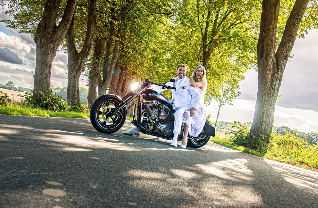Brautpaar auf dem Motorrad