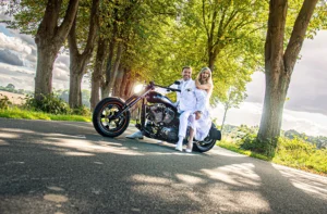 Brautpaar auf dem Motorrad
